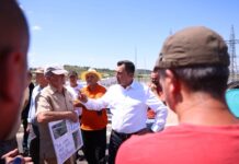 Elbasan/ Protestë në Kryezjarr për rrugën e dëmtuar, kryebashkiaku Llatja siguron garanci nga kompania për rehabilitimin e plotë