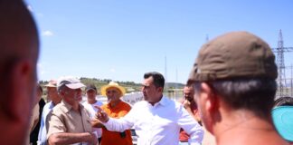 Elbasan/ Protestë në Kryezjarr për rrugën e dëmtuar, kryebashkiaku Llatja siguron garanci nga kompania për rehabilitimin e plotë
