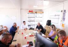 Elbasan/ Protestë në Kryezjarr për rrugën e dëmtuar, kryebashkiaku Llatja siguron garanci nga kompania për rehabilitimin e plotë