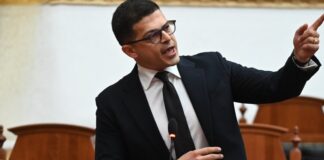Vengu replikë me Shehajn: Pasditeve patriotizëm online, ditën e kalon të çosh paratë jashtë vendit. Do të të dalin zullumet financiare!