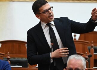 Vengu replikë me Shehajn: Pasditeve patriotizëm online, ditën e kalon të çosh paratë jashtë vendit. Do të të dalin zullumet financiare!