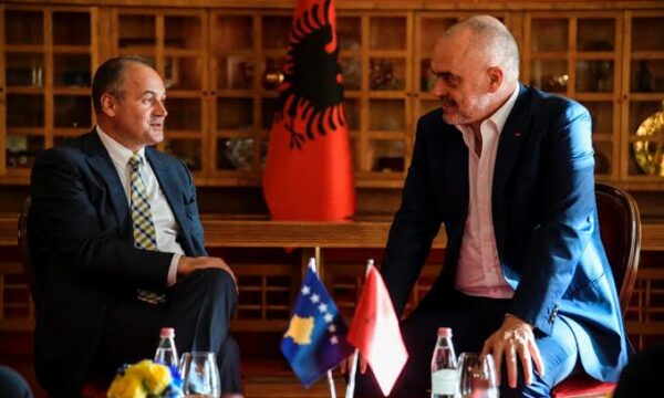 Hoxhaj  Arritjet e Shqipërisë nuk duhet të rrezikohen nga aventura politike