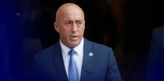 Qytetarë nga Kosova në protestë – Haradinaj: Më vjen turp që shoh bashkëkombas në bulevard në Tiranë