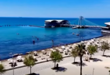 Plazhi publik në shëtitoren “Taulantia” në Durrës pajiset me çadra dhe shezlongë