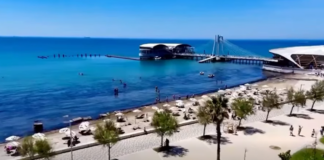 Plazhi publik në shëtitoren “Taulantia” në Durrës pajiset me çadra dhe shezlongë