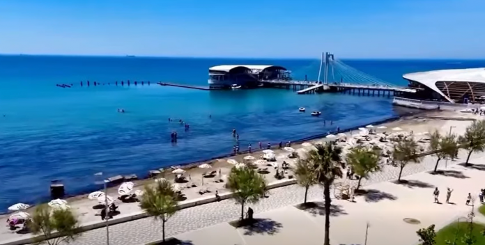 Plazhi publik në shëtitoren  Taulantia  në Durrës pajiset me çadra dhe shezlongë
