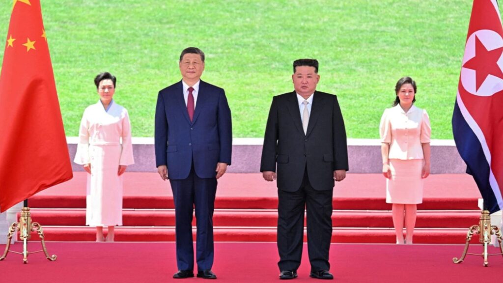 Xi Jinping vizitë zyrtarë në Korenë e Veriut  pritet nga Kim Jong Un me paradë ushtarake e flamuj kinez  ja çfarë do diskutojnë dy liderët