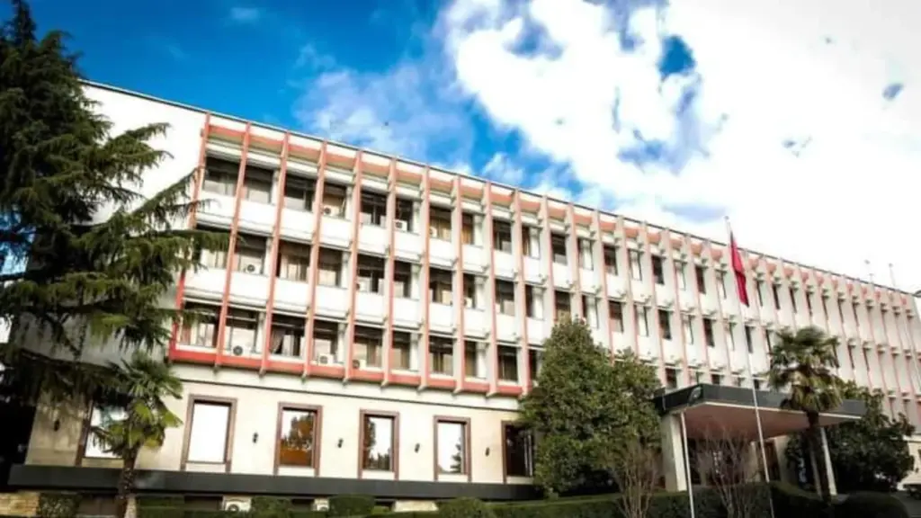 Heqja e flamurit të Ambasadës së Izraelit nga protestuesit në Tiranë  reagon Ministria e Jashtme  Akt i turpshëm dhe i papranueshëm