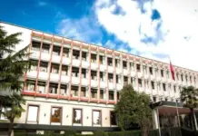 Heqja e flamurit të Ambasadës së Izraelit nga protestuesit në Tiranë, reagon Ministria e Jashtme: Akt i turpshëm dhe i papranueshëm