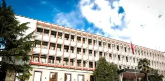 Heqja e flamurit të Ambasadës së Izraelit nga protestuesit në Tiranë, reagon Ministria e Jashtme: Akt i turpshëm dhe i papranueshëm
