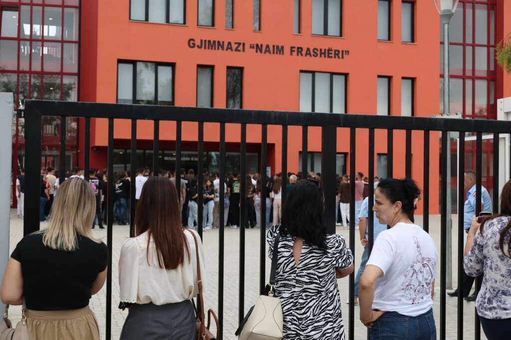 Jepet provimi i gjuhës angleze  mbi 2 mijë maturantë testohen në qytetin e Durrësit