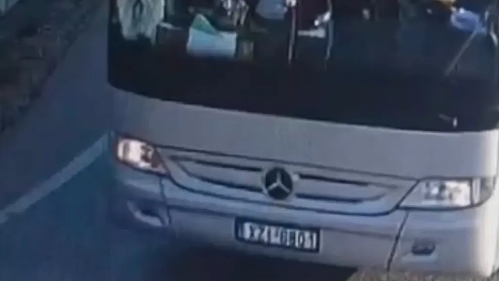 Deputeti i PS publikon foton e autobusit nga Greqia në protestën e Zvërnecit  Bido  Ju sfidoj  është me targë greke 