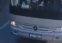 Deputeti i PS publikon foton e autobusit nga Greqia në protestën e Zvërnecit, Bido: Ju sfidoj, është me targë greke!