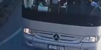 Deputeti i PS publikon foton e autobusit nga Greqia në protestën e Zvërnecit, Bido: Ju sfidoj, është me targë greke!