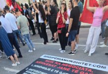 FOTOLAJM | Protestuesit e “Revolucionit të Flamingove” publikojnë pankartën zyrtare: Nuk ka negociata, kërkesat janë të qarta