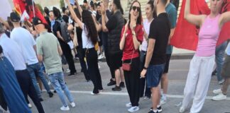 FOTOLAJM | Protestuesit e “Revolucionit të Flamingove” publikojnë pankartën zyrtare: Nuk ka negociata, kërkesat janë të qarta