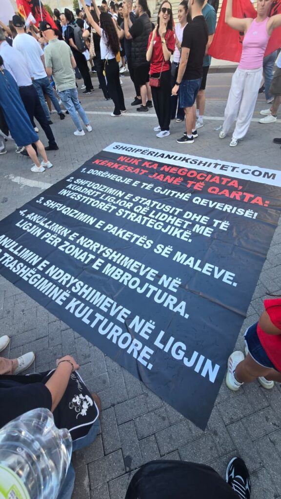 FOTOLAJM   Protestuesit e  Revolucionit të Flamingove  publikojnë pankartën zyrtare  Nuk ka negociata  kërkesat janë të qarta