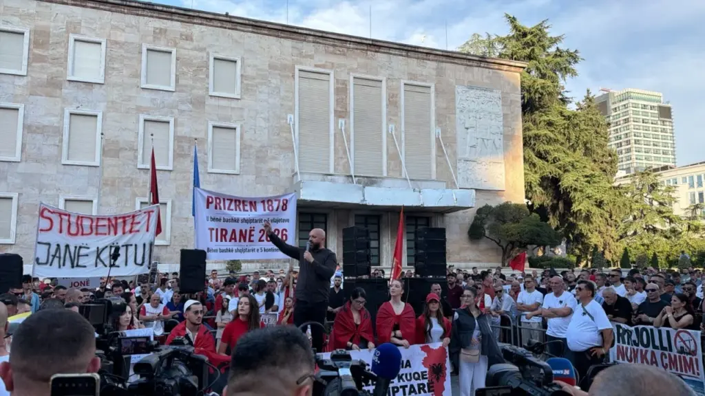 Kreu i PD së bëri thirrje për mbështetjen e protestës  të rinjtë e FRPD së zhurmojnë folësit kur thërrasin  Berisha n burg 