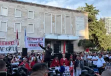 Kreu i PD-së bëri thirrje për mbështetjen e protestës, të rinjtë e FRPD-së zhurmojnë folësit kur thërrasin “Berisha n’burg”