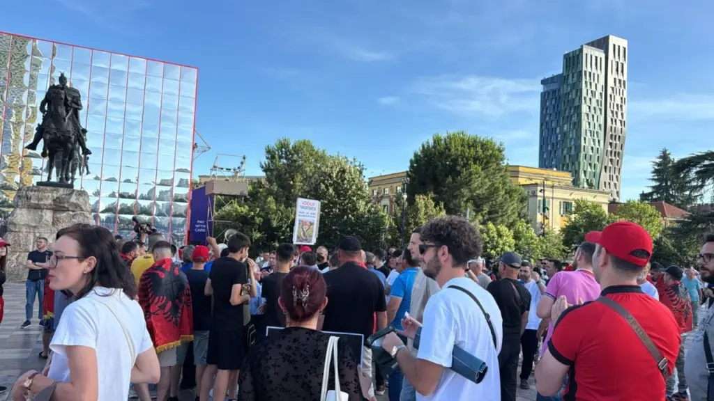 Nis PROTESTA e DITËS së 15 në Tiranë