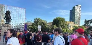 Nis PROTESTA e DITËS së 15 në Tiranë