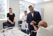 “Nuk tërhiqemi asnjë hap përballë krimit”, Hita viziton efektivin e plagosur në Maliq në Spitalin e Traumës
