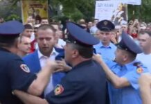 Tensione para Parlamentit. Protestuesit rrethojnë deputetin e PS, Ardit Bido