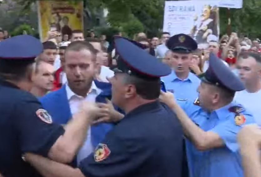 Tensione para Parlamentit  Protestuesit rrethojnë deputetin e PS  Ardit Bido