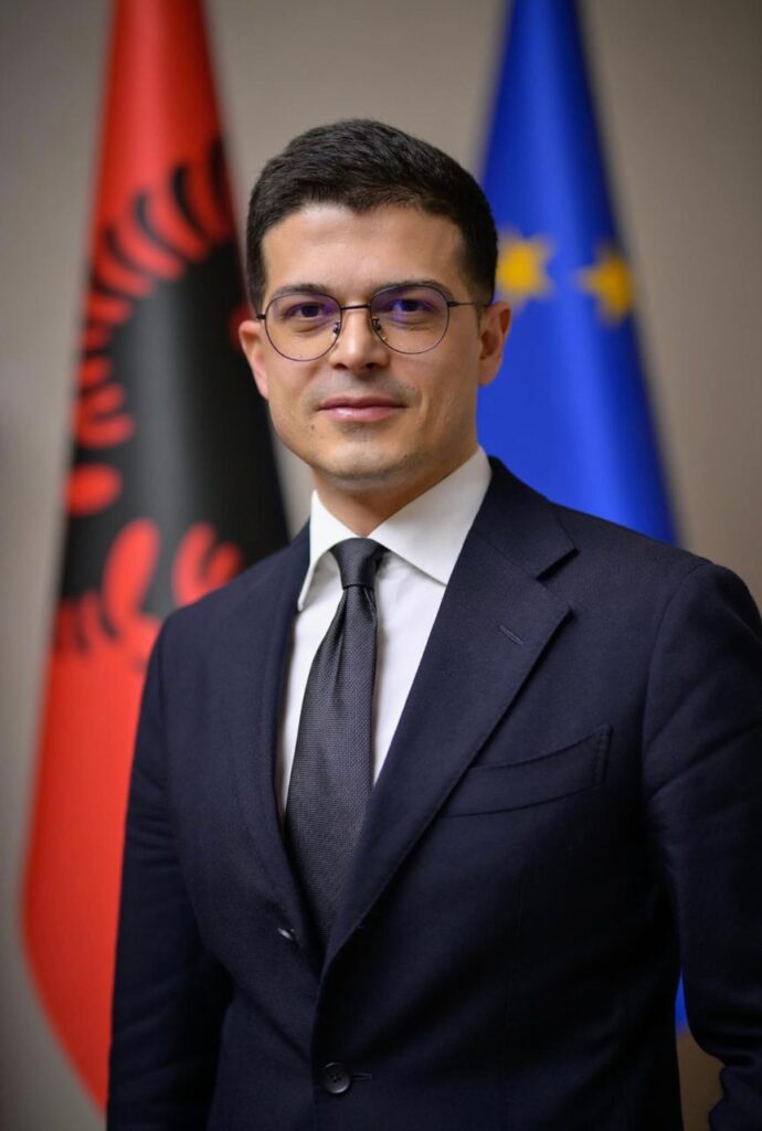 Krahas brohoritjeve për një Shqipëri të re  unë jam për një Shqipëri të fortë