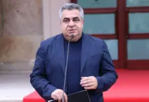 “Ujku mjegull do, e shfrytëzojnë për qëllime…”/ Protestuesit ende para Kryeministrisë, ministri Gonxhja: Shqipëria nuk mund të përmbyset kaq befas