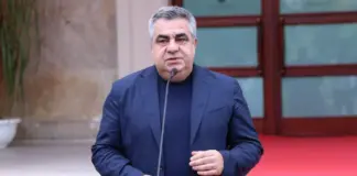 “Ujku mjegull do, e shfrytëzojnë për qëllime…”/ Protestuesit ende para Kryeministrisë, ministri Gonxhja: Shqipëria nuk mund të përmbyset kaq befas