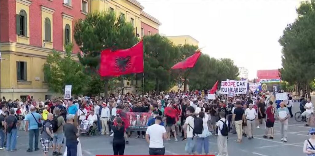 Vijon protesta në Tiranë  qytetarët mblidhen për ditën e 19 të radhazi