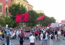 Vijon protesta në Tiranë, qytetarët mblidhen për ditën e 19-të radhazi