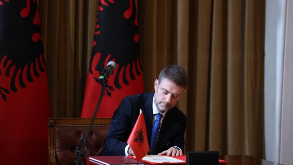 Bilanci i katër muajve në detyrë  ministri Hoxha  Sot emri i Shqipërisë lidhet gjithnjë e më shumë me suksesin dhe zhvillimin