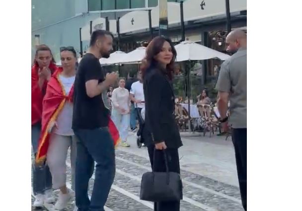 Momenti kur protestuesit thërrasin Spiropalin  Eja në protestë  ish Kryetarja e Kuvendit  Të gjithë kanë të drejtë të protestojnë