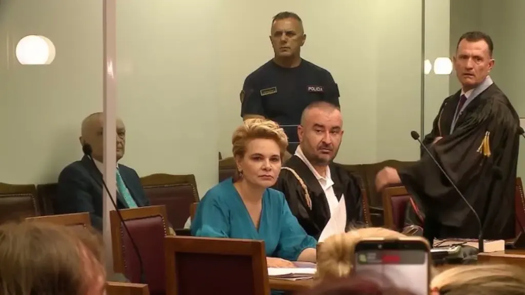 Meta përplaset me Kryemadhin në sallën e gjyqit  Ish Presidenti  I di vetë ajo veprimet e saj  Ish bashkëshortja  Mos u merr me llafe grash  vjen këtu me thashethemet e Dumanit