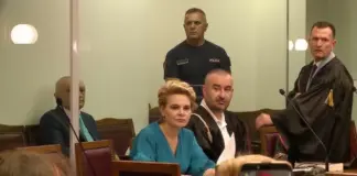 Meta përplaset me Kryemadhin në sallën e gjyqit. Ish-Presidenti: I di vetë ajo veprimet e saj. Ish-bashkëshortja: Mos u merr me llafe grash, vjen këtu me thashethemet e Dumanit