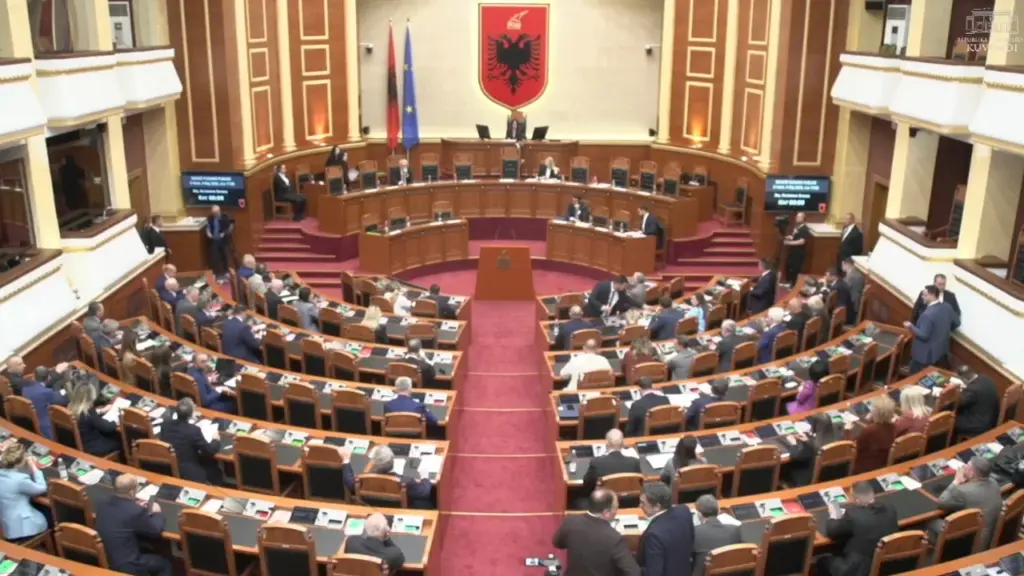 Pas 1 muaji pushim  deputetët rikthehen sot në Kuvend  Harta e re territoriale  sfida e sesionit të ri parlamentar