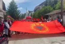 Të rinjtë në Prishtinë krah studentëve shqiptarë në RMV, protestë para ambasadës së Maqedonisë së Veriut për gjuhën shqipe