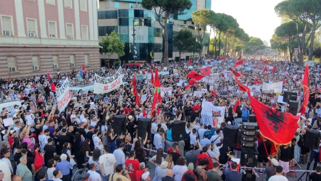 Protesta në Tiranë  policia ndjek penalisht 15 persona  Prishje e qetësisë publike dhe pengim i qarkullimit