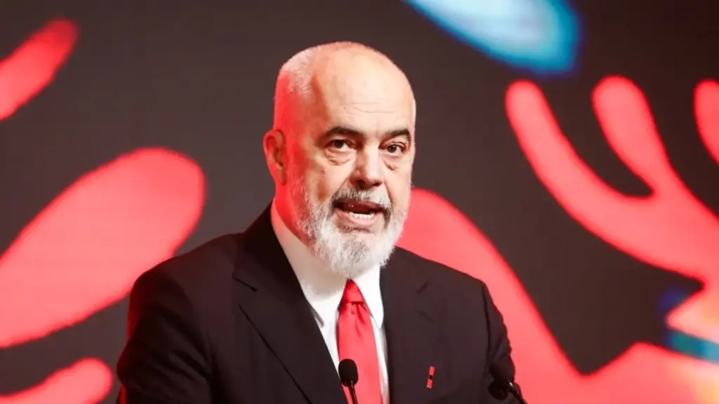  Shqipëria nuk tërhiqet nga investimet   Rama për Bloomberg  Duhet bërë dallimi midis protestave të vërteta dhe teatrit politik