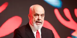 “Shqipëria nuk tërhiqet nga investimet”/ Rama për Bloomberg: Duhet bërë dallimi midis protestave të vërteta dhe teatrit politik