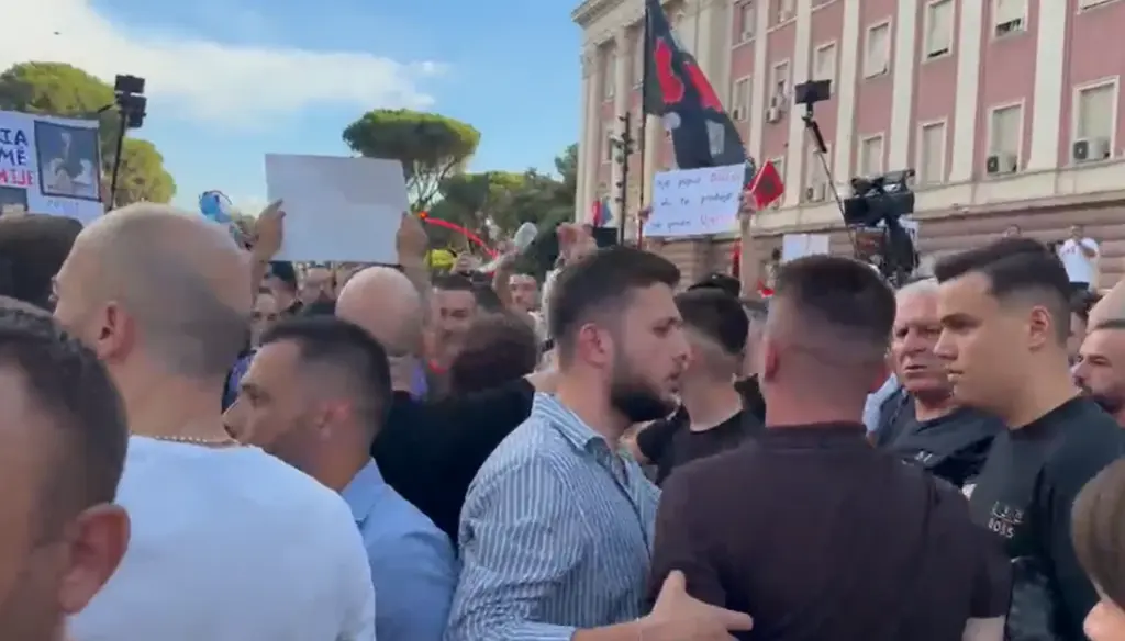  Redi Muçi po prish protestën   Tension në tubimin para Kryeministrisë  protestuesit përplasen me anëtarë të FRPD  Opozitë e shitur