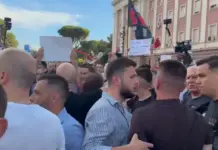 “Redi Muçi po prish protestën”/ Tension në tubimin para Kryeministrisë, protestuesit përplasen me anëtarë të FRPD: Opozitë e shitur