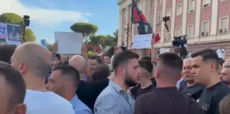 “Redi Muçi po prish protestën”/ Tension në tubimin para Kryeministrisë, protestuesit përplasen me anëtarë të FRPD: Opozitë e shitur