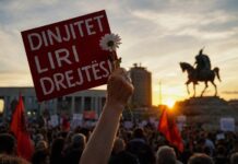 Protesta e 5 kundër projektit në Zvërnec, protestuesit mbushin Sheshi Skëndërbej, thirrje kundër qeverisë: Rama të japë dorëheqjen! Shqipëria nuk shitet!