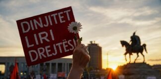 Protesta e 5 kundër projektit në Zvërnec, protestuesit mbushin Sheshi Skëndërbej, thirrje kundër qeverisë: Rama të japë dorëheqjen! Shqipëria nuk shitet!