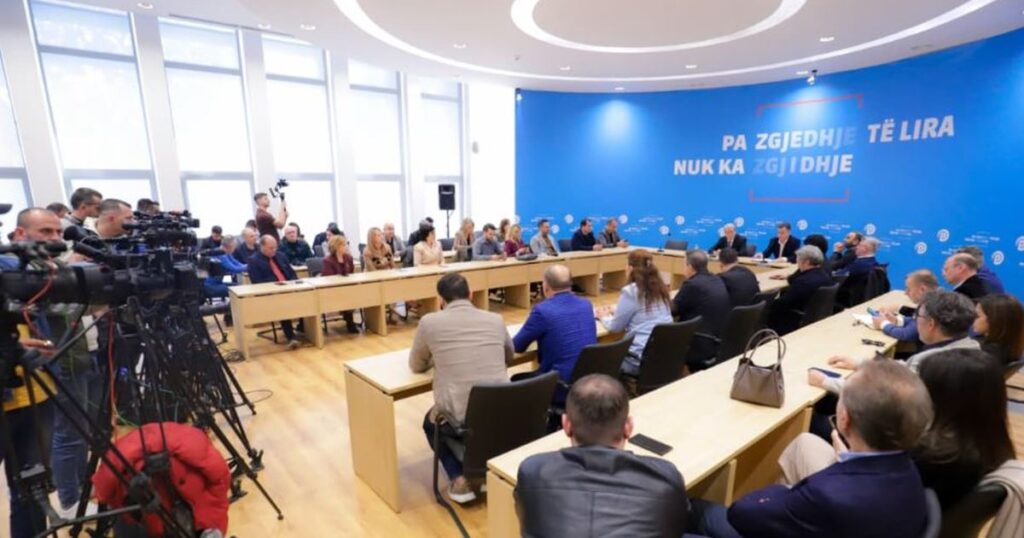 Makiazhi ndreqet  por kriza mbetet