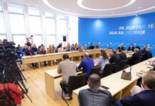 Makiazhi ndreqet, por kriza mbetet