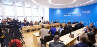Makiazhi ndreqet, por kriza mbetet